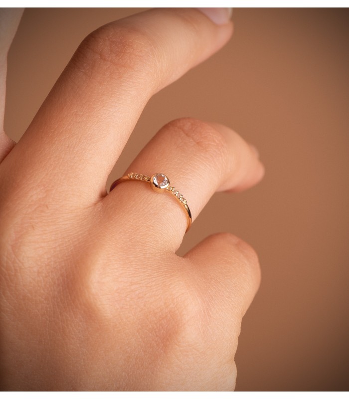 Anillo de mujer con diamantes. Sortija oro amarillo 18 kilates. Comprar anillos online.