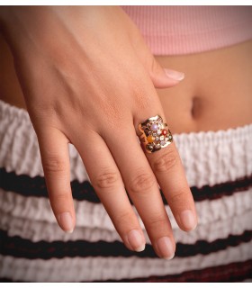 Anillos de moda. Joyas de mujer en oro. Anillo grande con piedras de colores. Sortija Lanzadera Oro 18K piedras colores