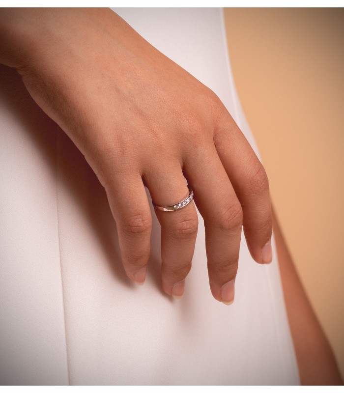 Alianza de novia en oro blanco 750/1000. Alianza de matrimonio. Joyería online.