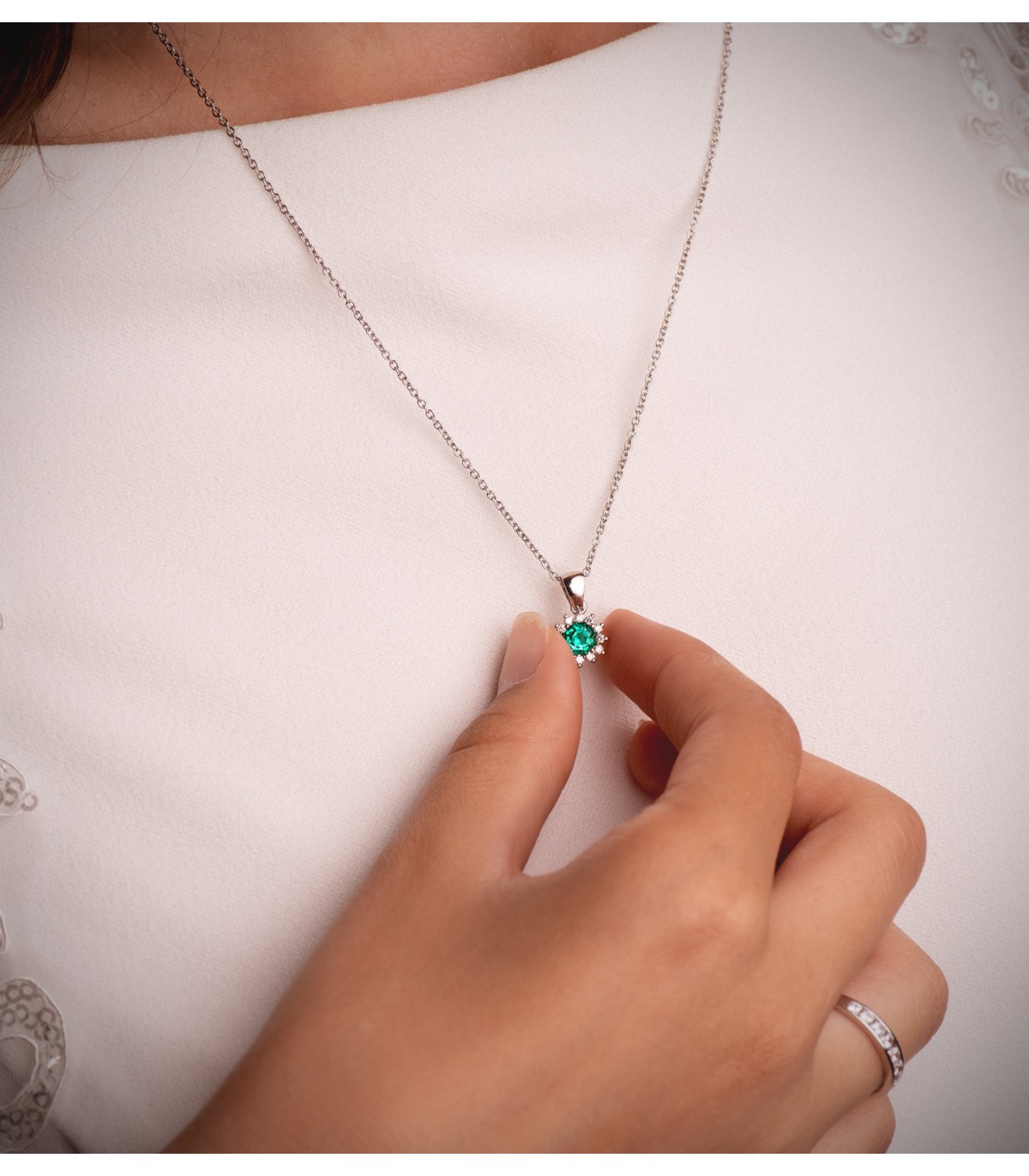Pendentif Idril Or blanc 18K Diamants et Émeraude, colliers diamants pour femme.