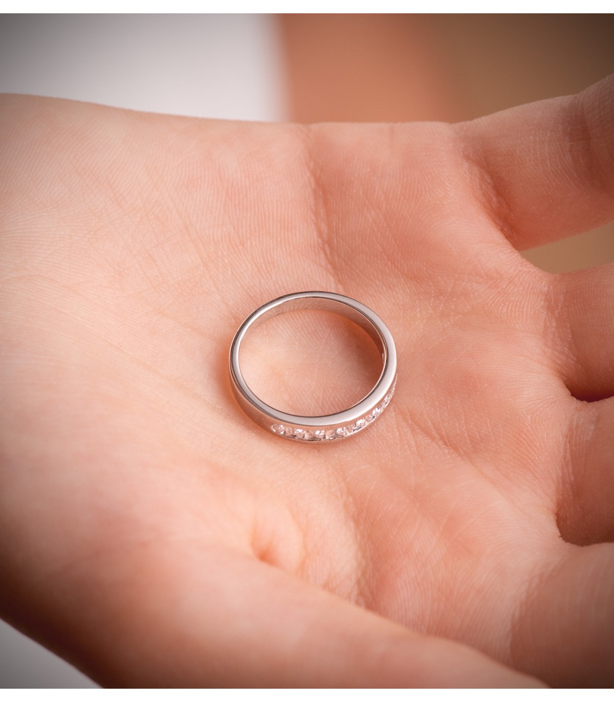 Anillos de boda en oro blanco. Alianzas de compromiso. Joyería online, Alda Joyeros.
