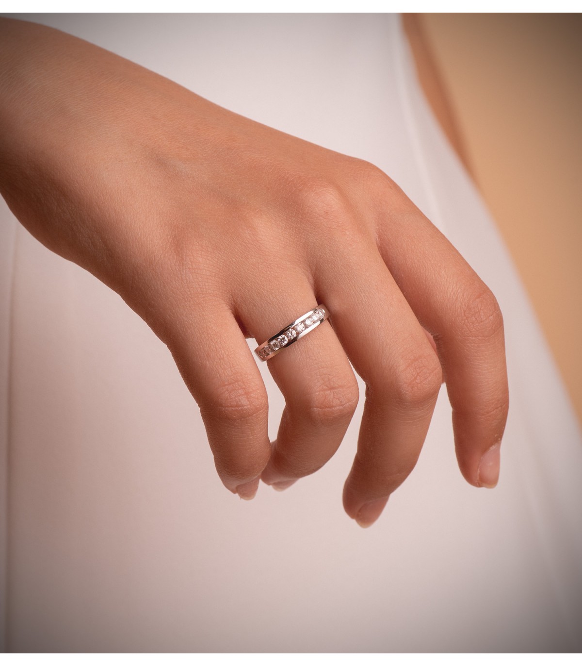 Anillos de boda en oro blanco. Alianzas de compromiso. Joyería online, Alda Joyeros.