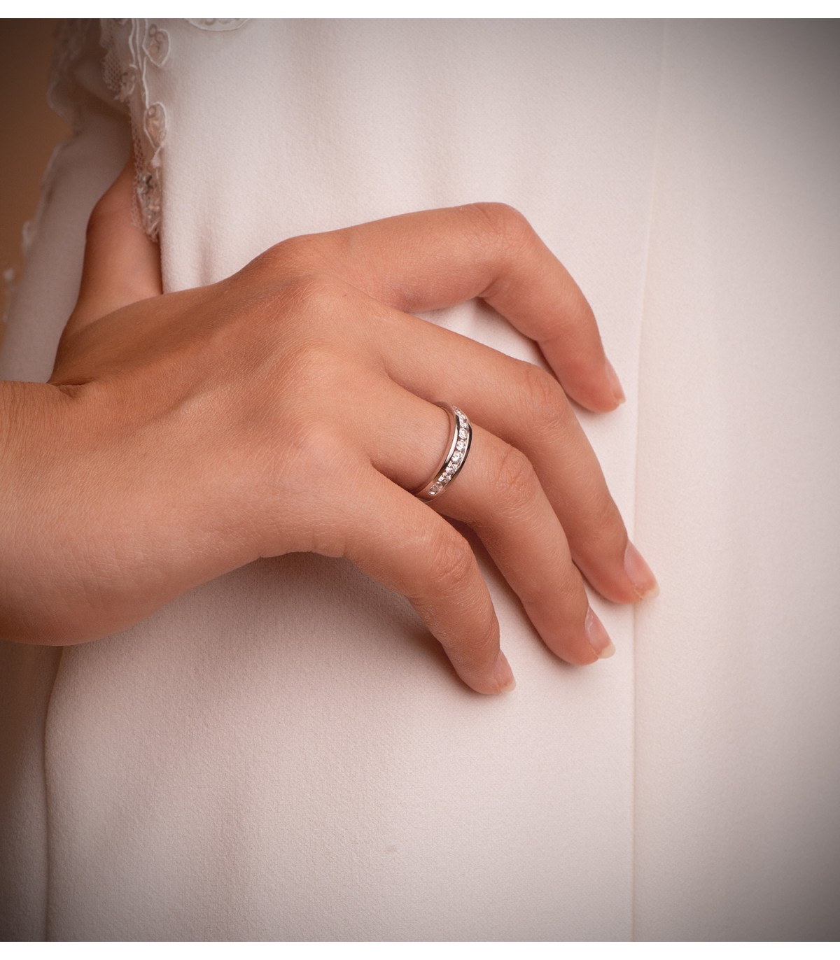 Anillos de boda en oro blanco. Alianzas de compromiso. Joyería online, Alda Joyeros.