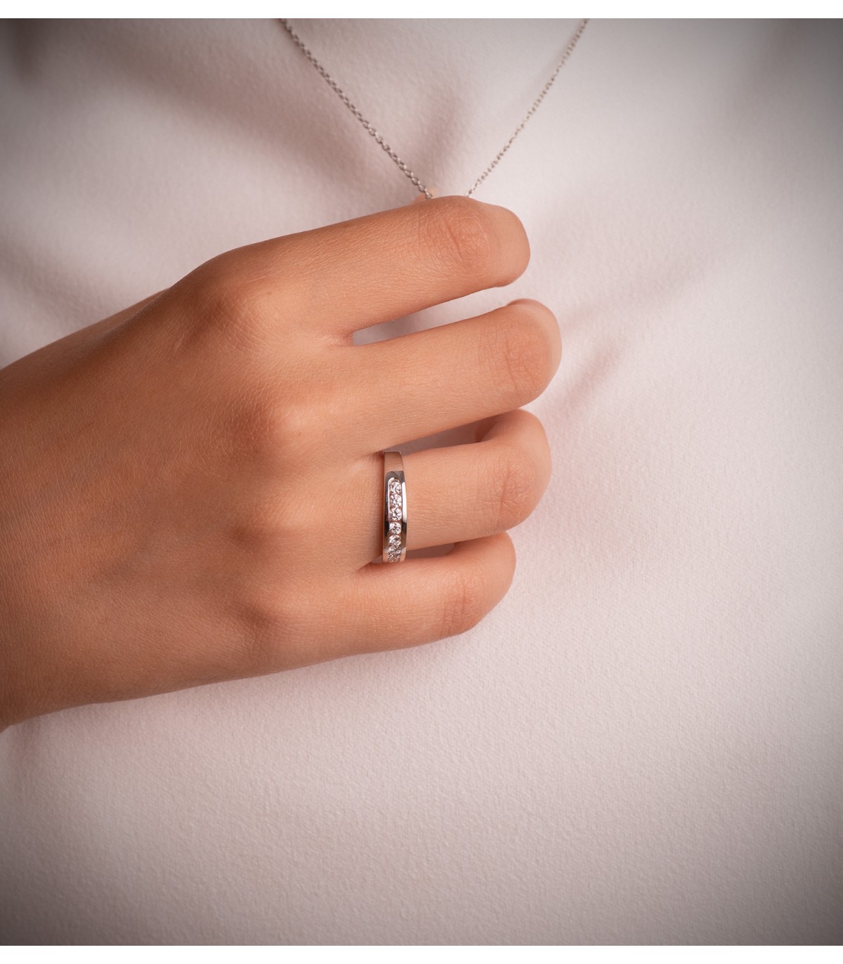 Anillos de boda en oro blanco. Alianzas de compromiso. Joyería online, Alda Joyeros.