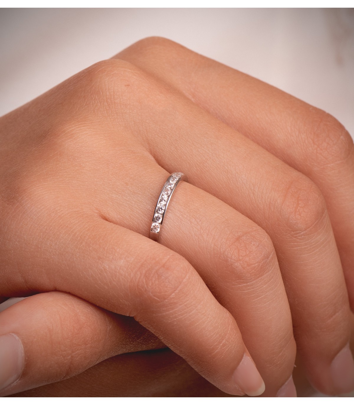 Fede nuziale in oro bianco 18 carati. Anello di matrimonio donna. Alda Joyeros.