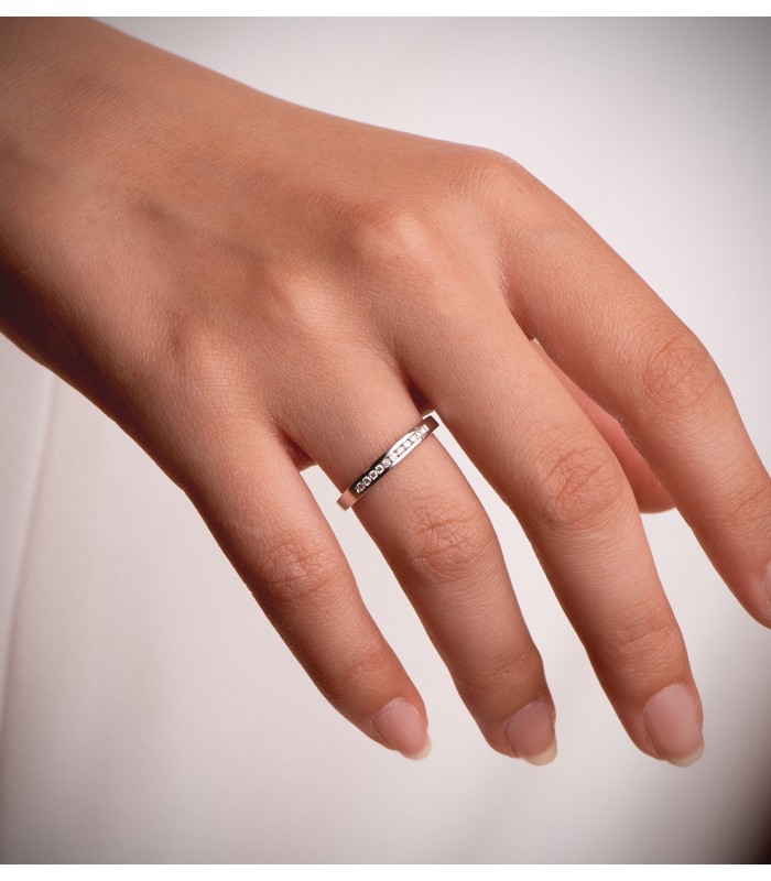 Set composto da bracciale e fede nuziale da donna in oro bianco. Gioielli da sposa.