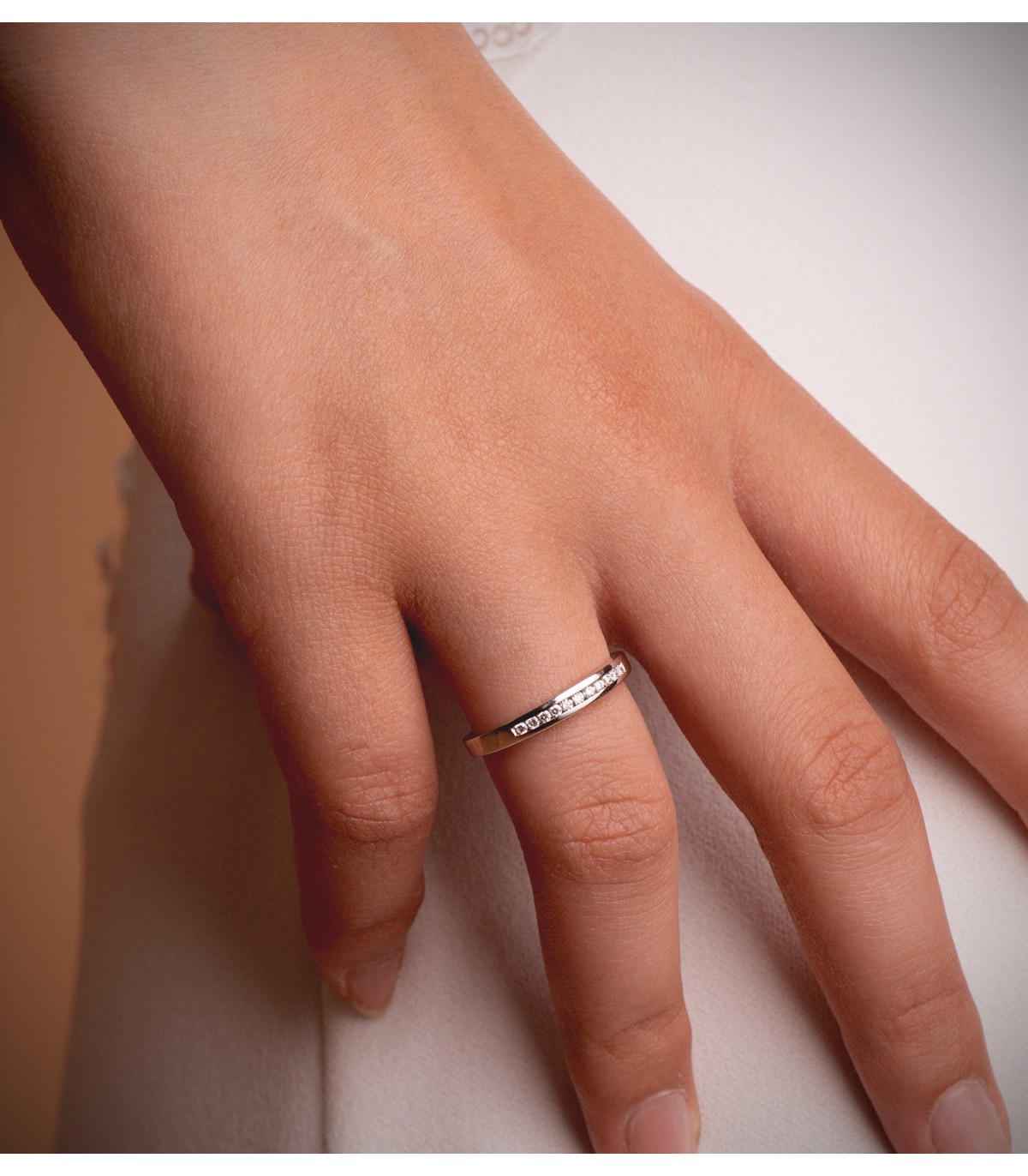 Anillos de boda en oro 18 kilates. Anillos para novia con diamantes. Joyería online.