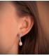Pendientes de novia en oro blanco con perlas. Pendientes largos, chatón, elegantes. Joyería online Alda.