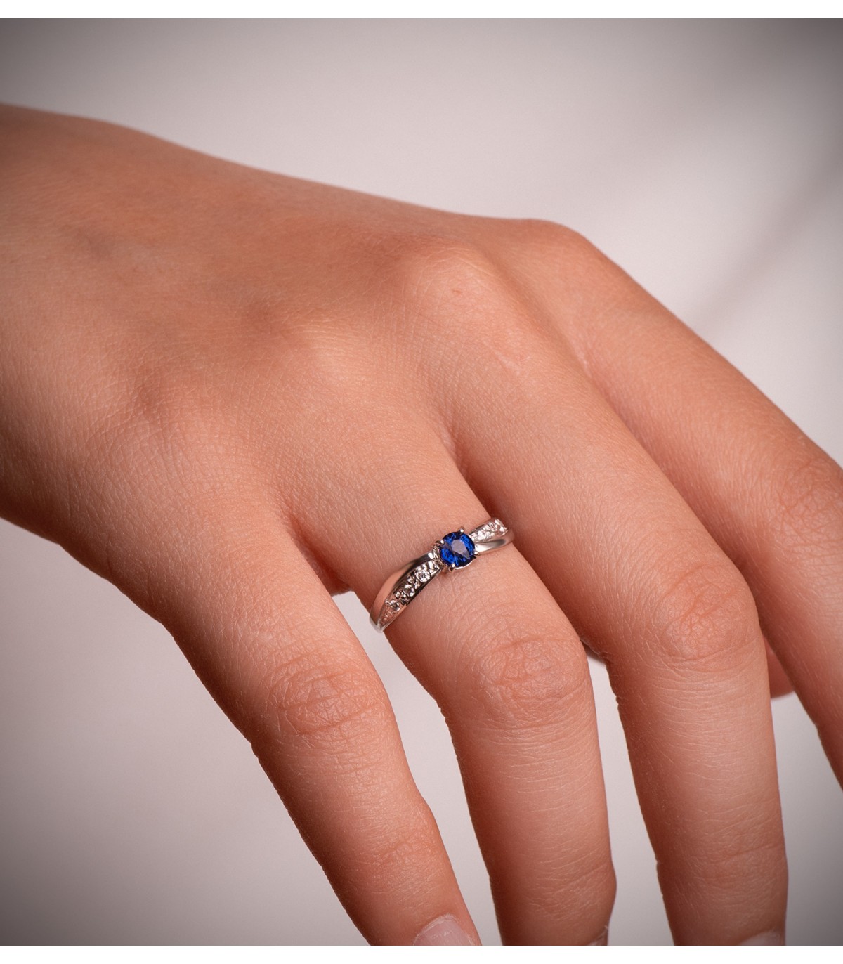 Anello di fidanzamento Vennetia Zaffiro Oro bianco 18Kt, solitario da donna con pave di zirconi
