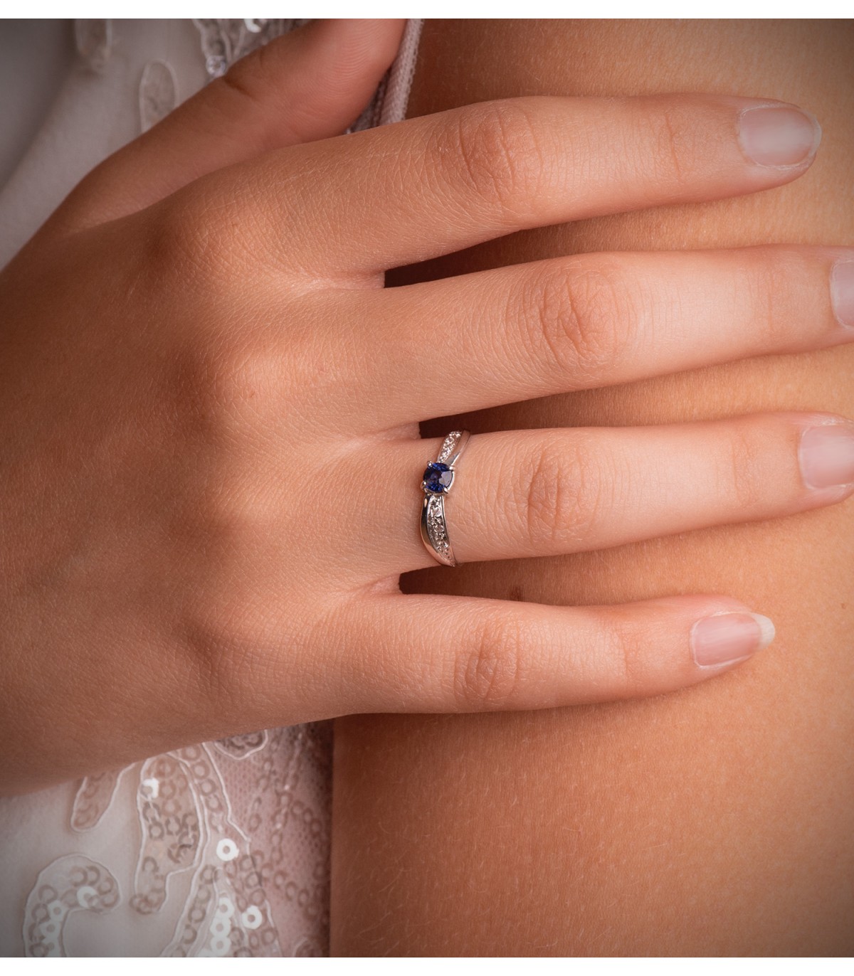 Verlobungsring mit Saphir und Pavé, Modell VENNETIA, bei ALDA