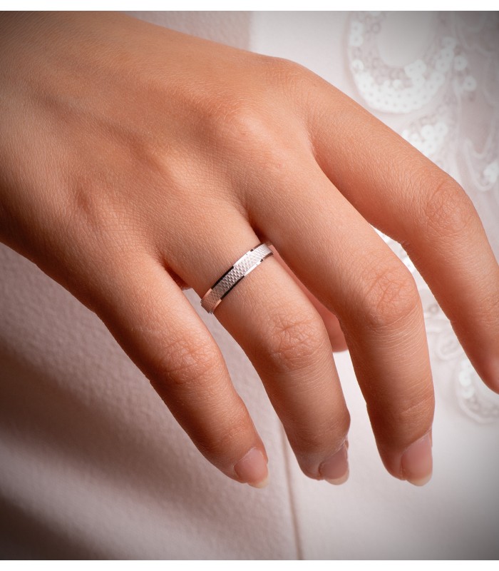 Anillo compromiso novia. Alianza de matrimonio oro blanco 18 kilates.