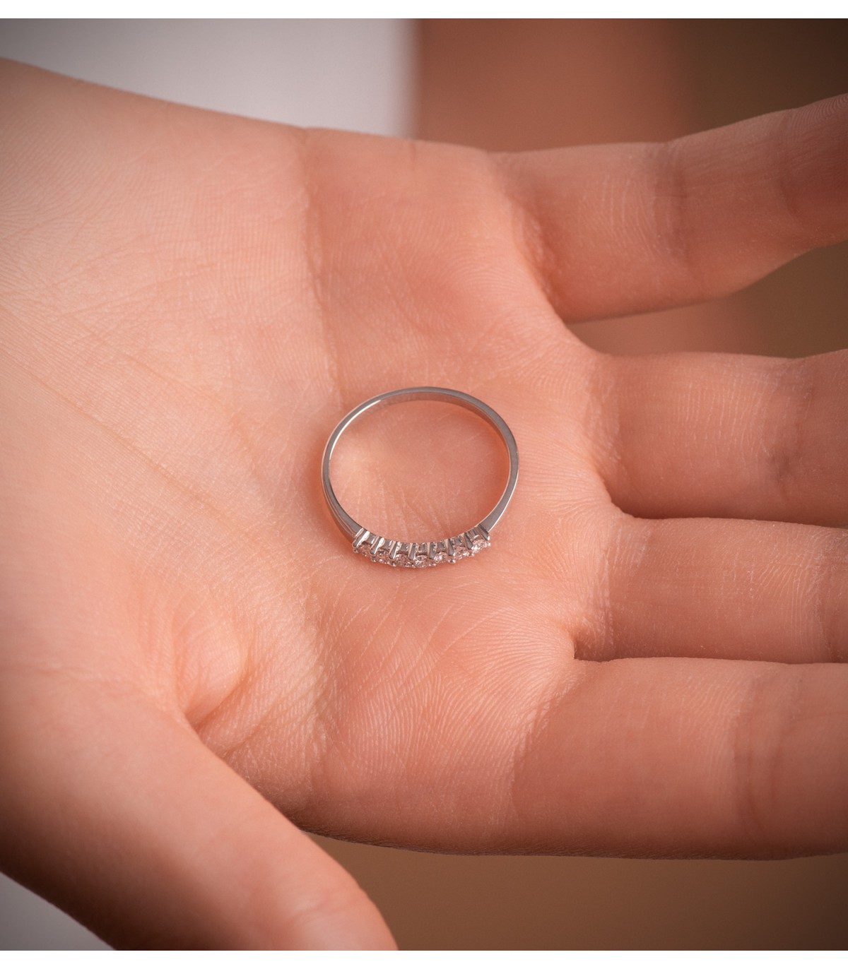 Anello di fidanzamento in oro bianco. Anello da donna con diamanti modello Aisha.