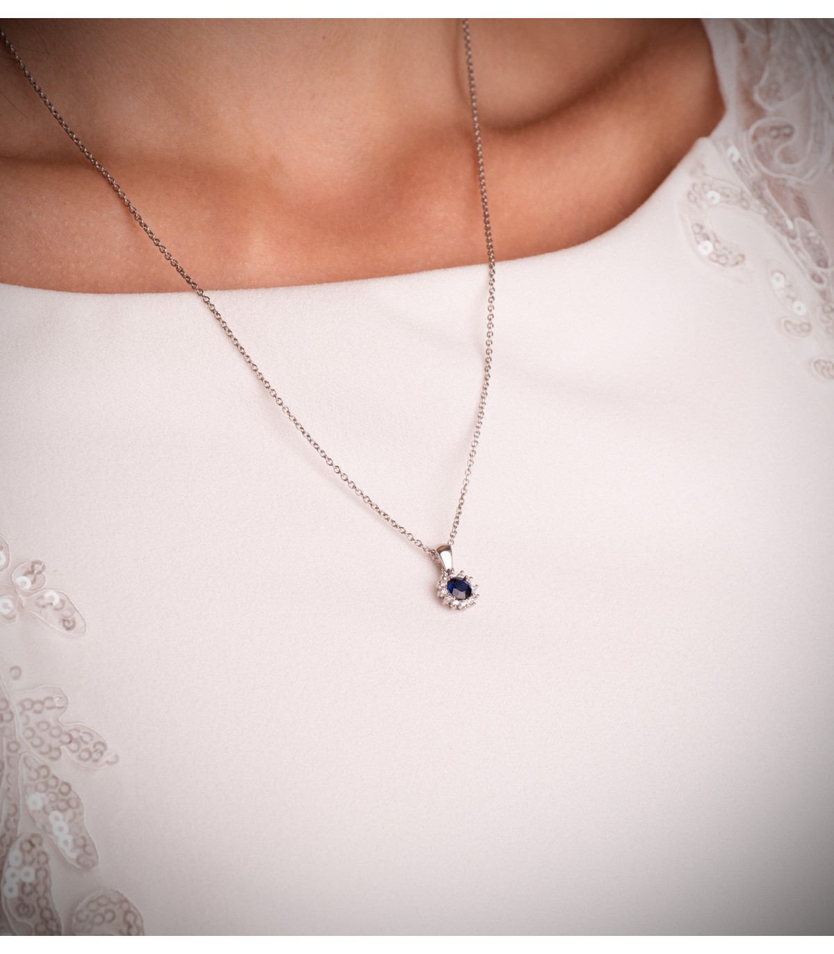 Colgante Idril Oro blanco 18K Diamantes y Zafiro, Collares diamantes mujer.