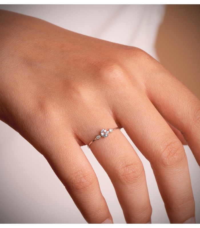 Anello donna pietra azzurra. Anello solitario con diamanti. Pietra preziosa topazio blu.