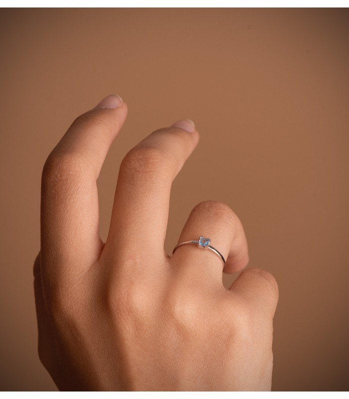 Anello oro bianco 18 carati con topazio azzurro princess 3 mm, design elegante da donna