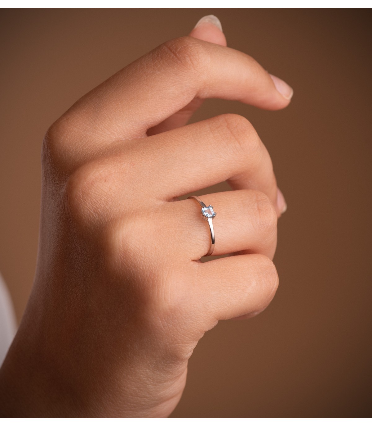 Anello oro bianco 18 carati con topazio azzurro princess 3 mm, design elegante da donna