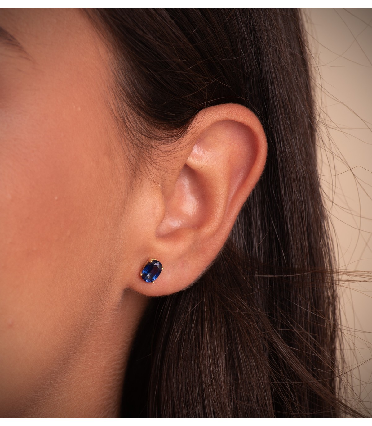 Saphir Ohrringe online kaufen | Oval Ohrstecker mit Edelstein Blau aus 18K Gold.
