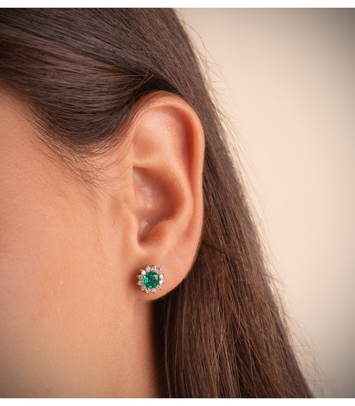 Orecchini con diamanti e smeraldo, ideale a lobo, forma a bottone - Gioielli donna.