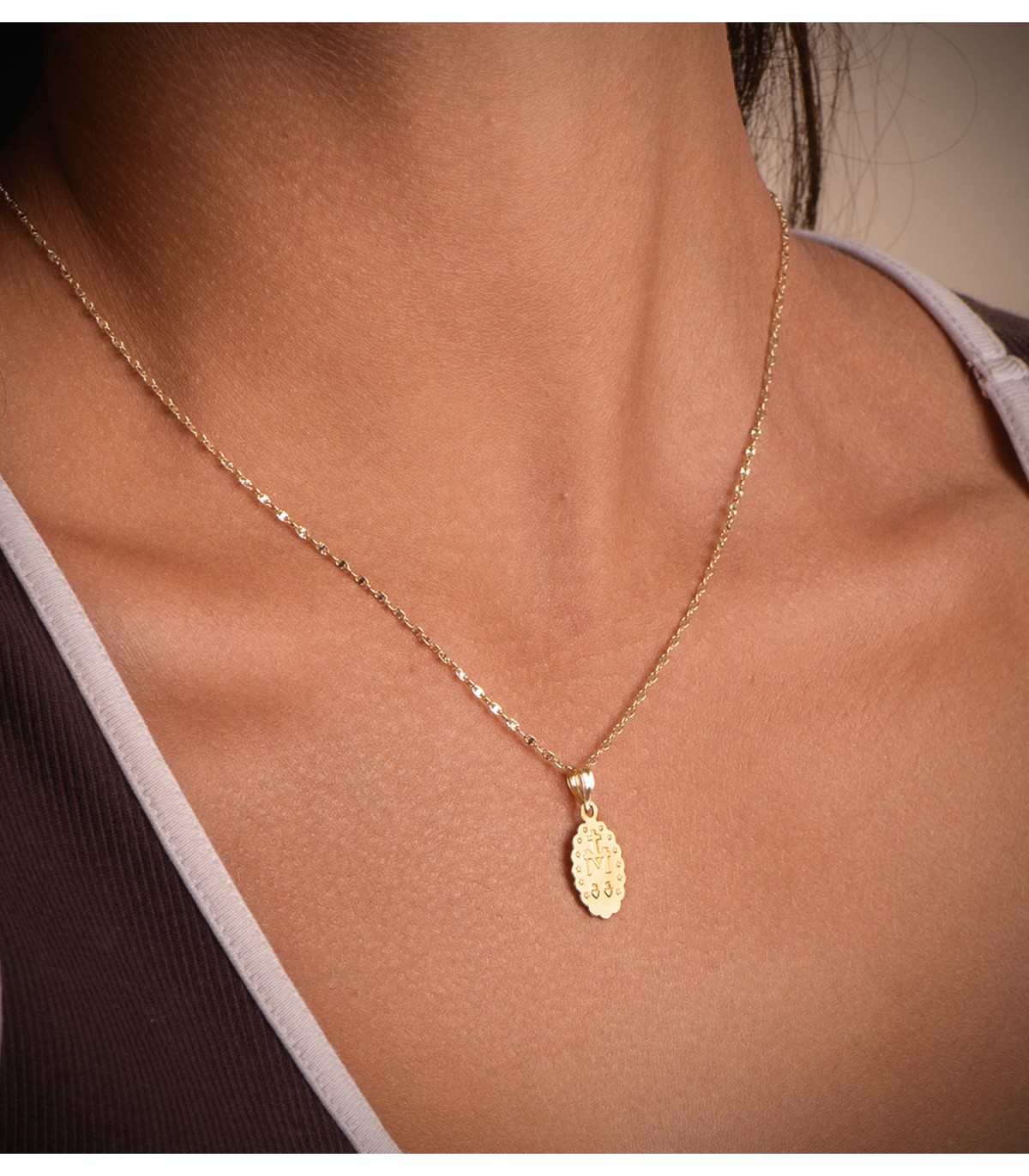 Medalla Milagrosa Oro Amarillo 18K 15 x 11 mm, satinada con forma oval, Virgen María en relieve