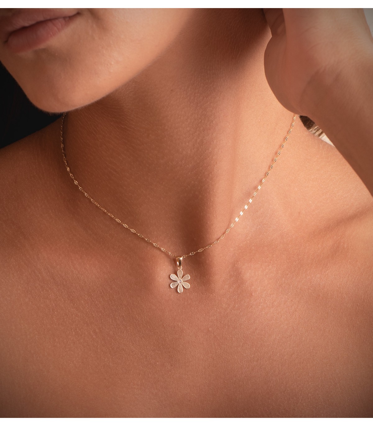 Colgante Niña Margarita 14 mm Oro 18 Kilates. Joyas, conjuntos y collares para niñas.