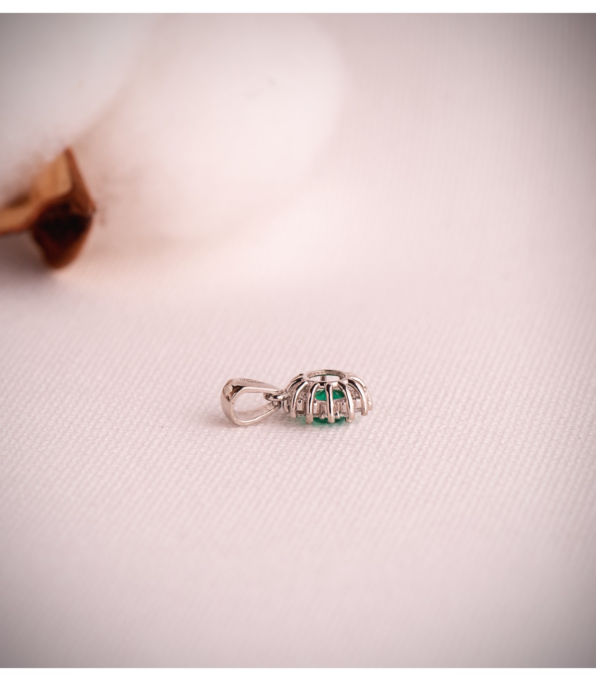 Pendentif Idril Or blanc 18K Diamants et Émeraude, colliers diamants pour femme.