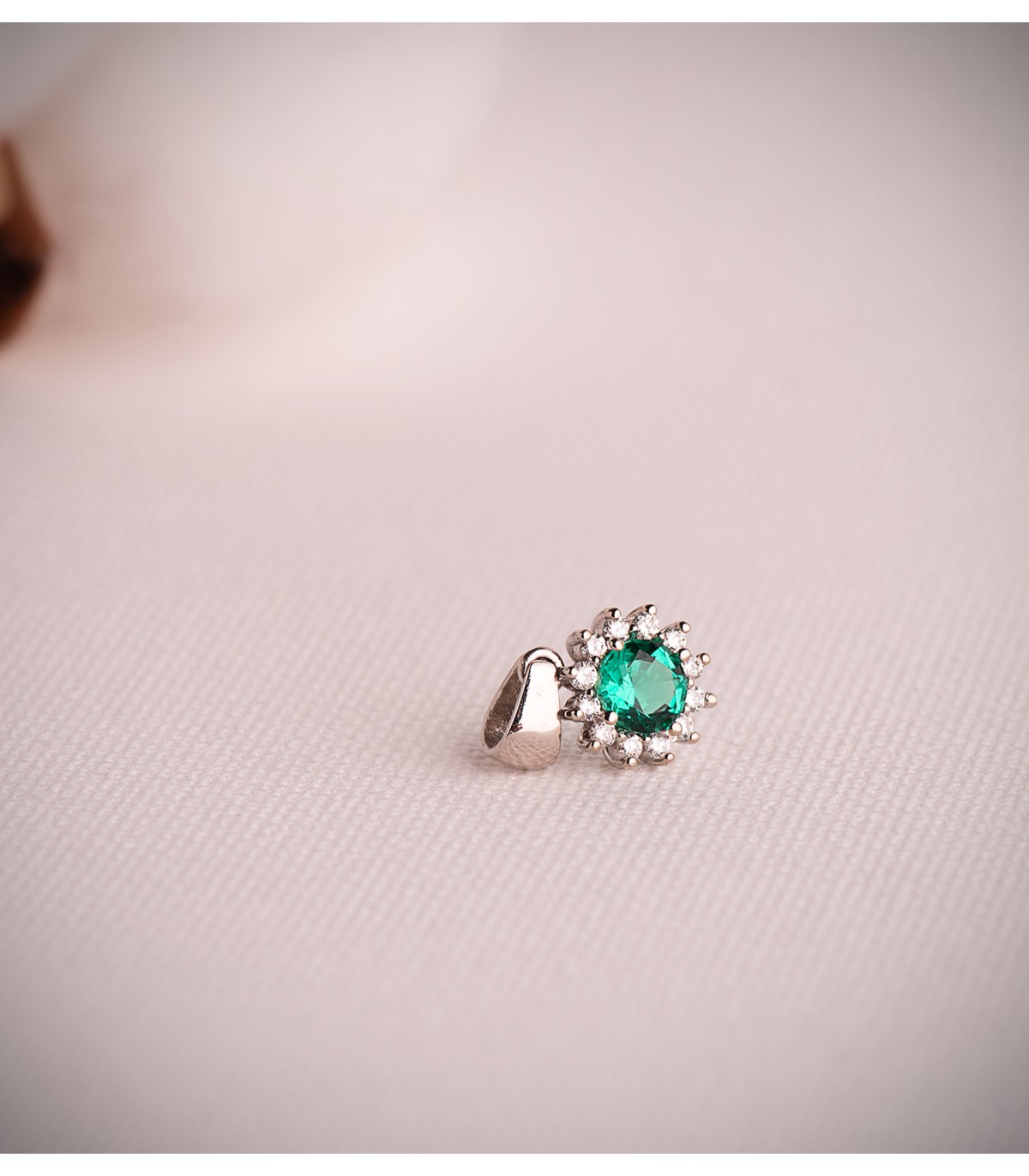 Ciondolo Idril oro bianco 18kt smeraldo con diamanti, collana diamante donna.