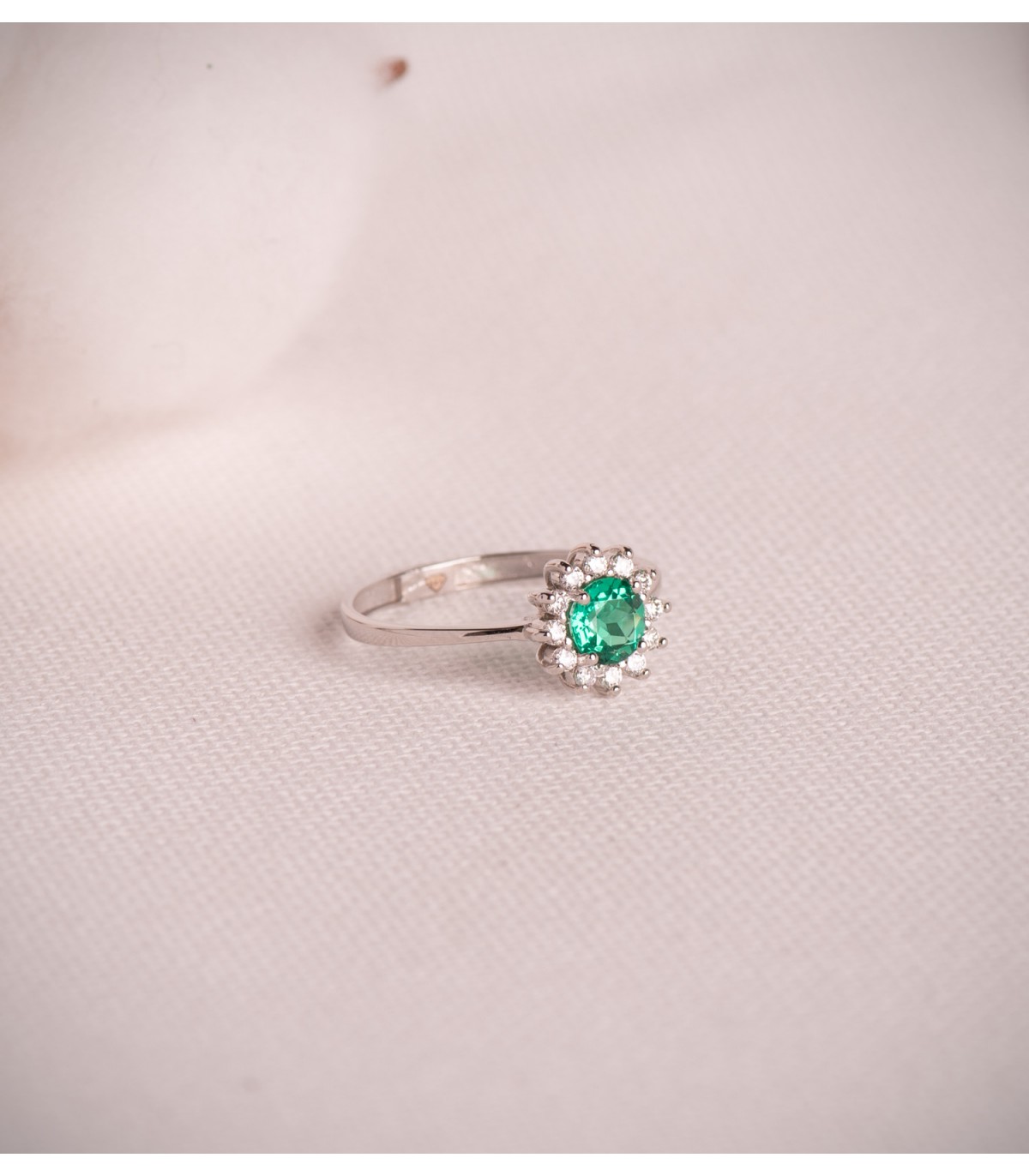 Anillo Idril Oro blanco 18K Diamantes y Esmeralda