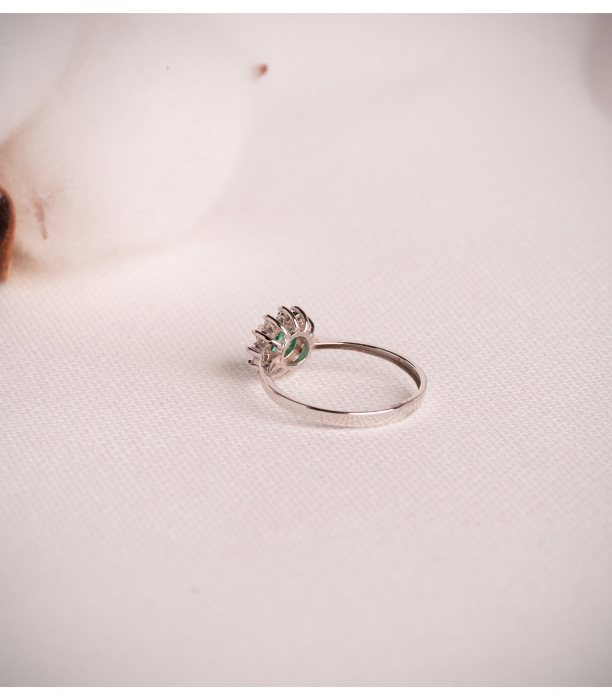 Anello Idril oro bianco 18kt diamanti e smeraldo