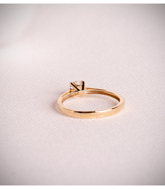 Anillo de compromiso con diamante en oro amarillo 18 kilates.