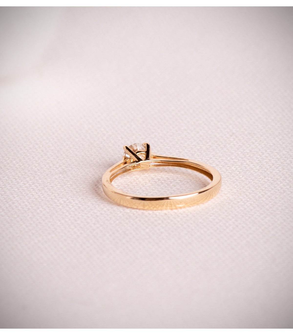 Anillo de compromiso con diamante en oro amarillo 18 kilates.