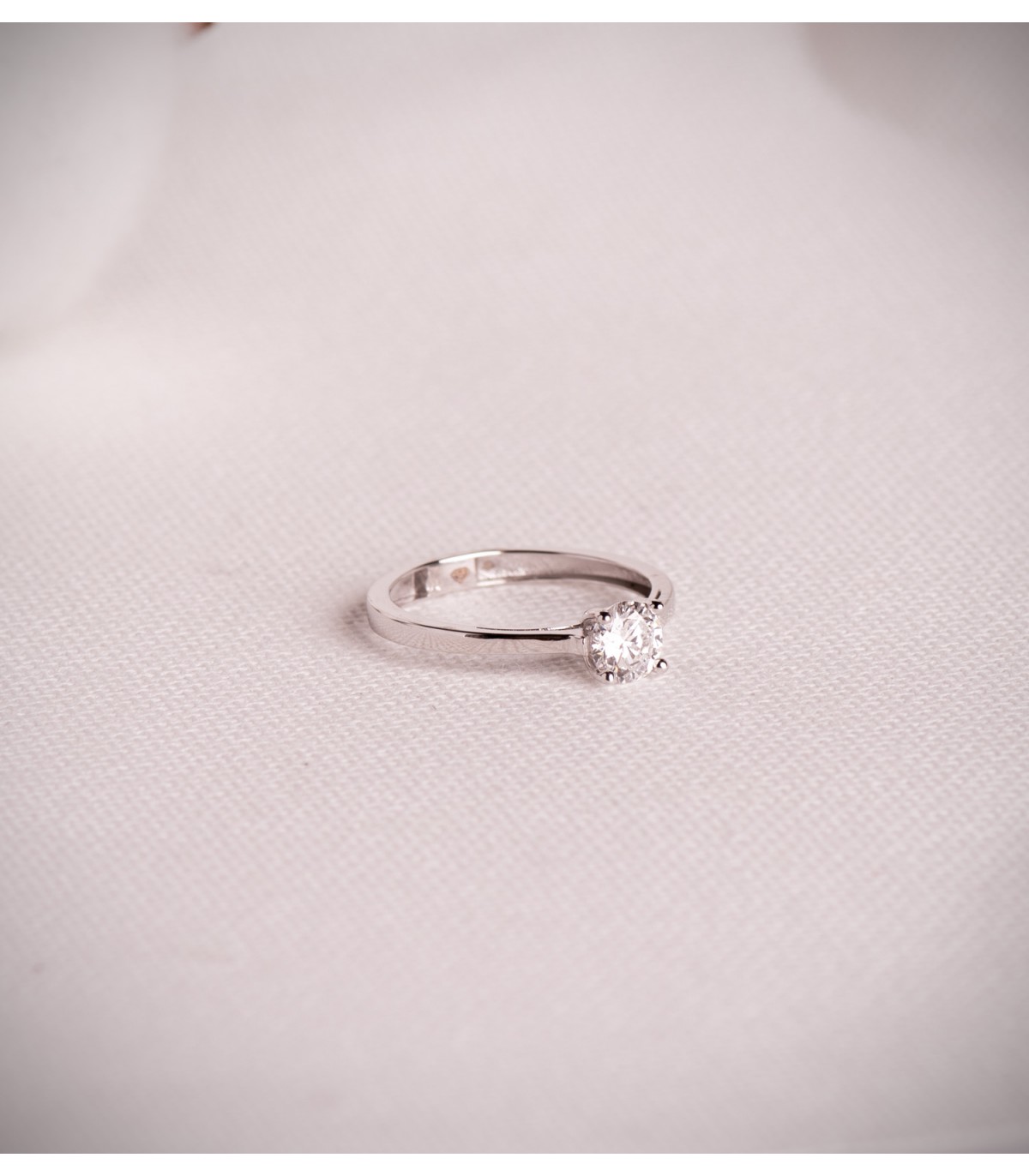 Nordlys - Anello con diamante 0.500ct solitario in oro bianco 18 carati.