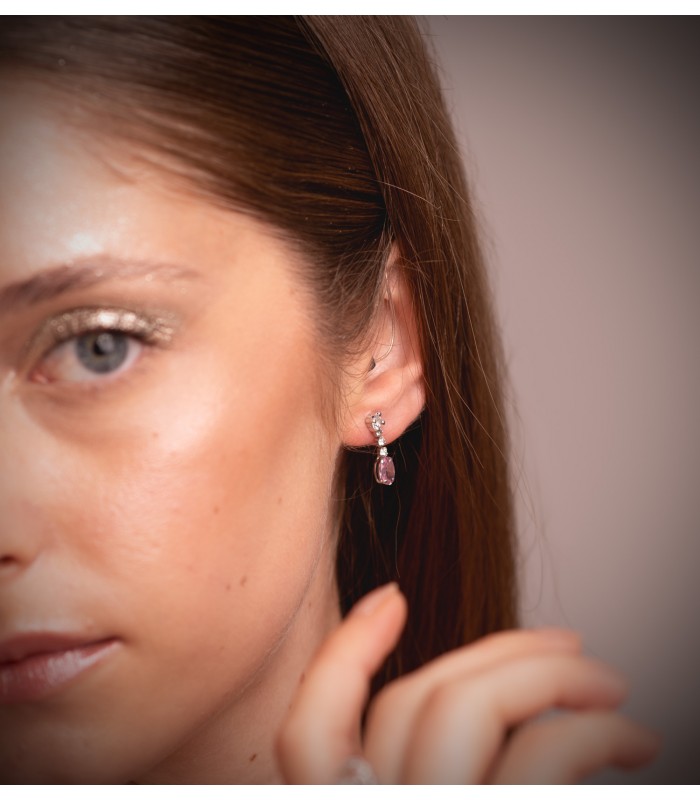 Boucles d'oreilles mariee en or blanc 18K Lullaby, morganite rose. Boucles d'oreilles longues femme avec pierres.