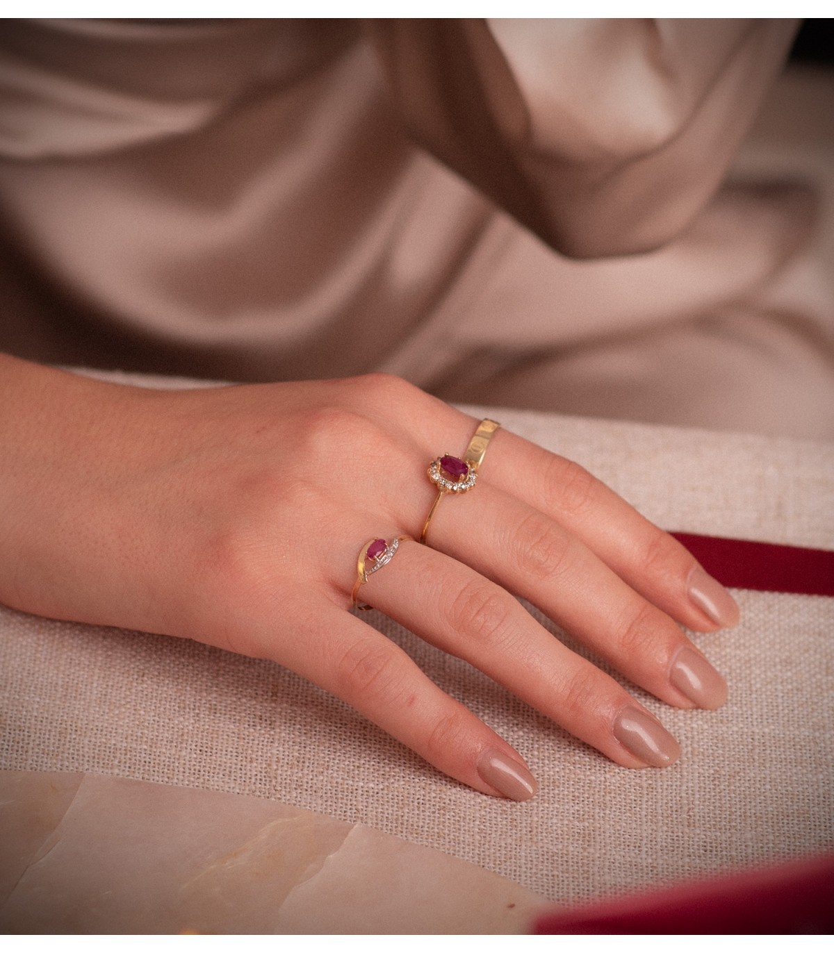 Anillo con Rubí oro 18 kilates. Anillos con piedras preciosas. Joyas mujer.