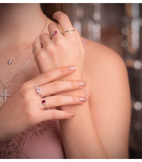 Bague rubis et diamants en or blanc 750, cadeau idéal pour femme : Noël, fiançailles.