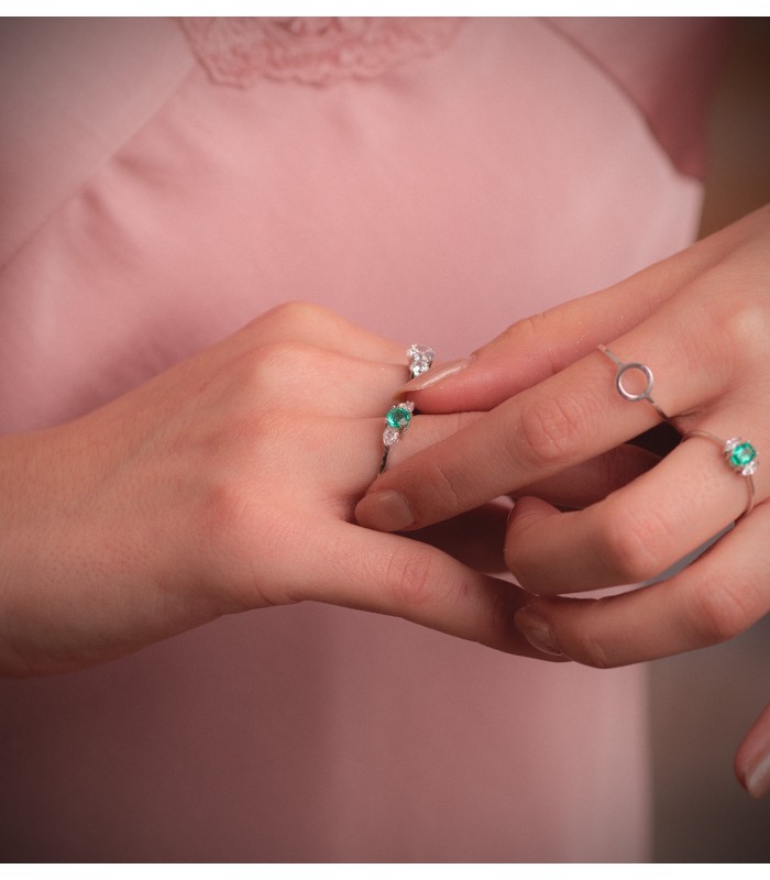 Bague émeraude et diamants Aura - Or blanc 750, cadeau idéal pour femme : Noël, fiançailles.