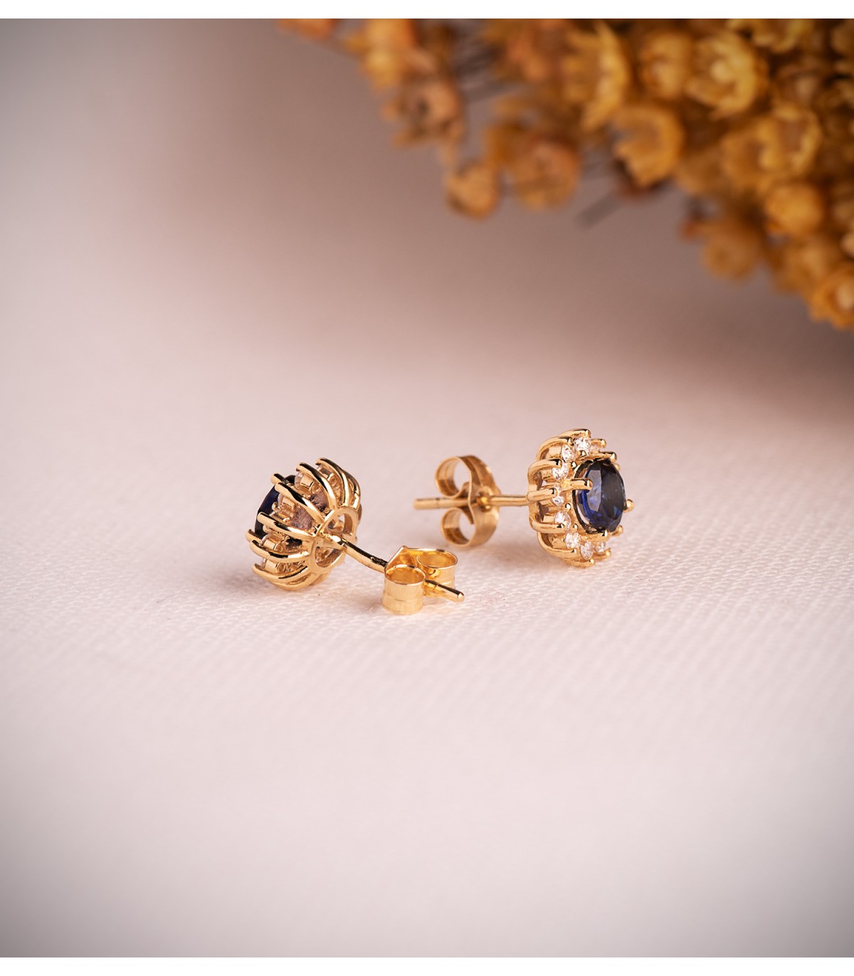 Boucles d'oreilles avec saphir bleu et diamants en or jaune 750, idéales comme cadeau femme, Noël et mariage.