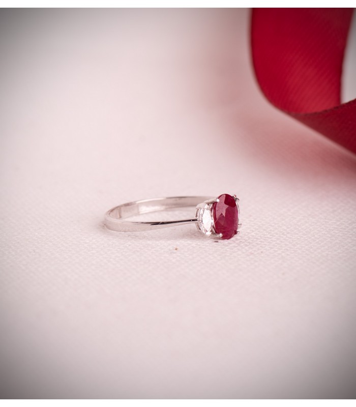 Bague rubis et diamants en or blanc 750, cadeau idéal pour femme : Noël, fiançailles.