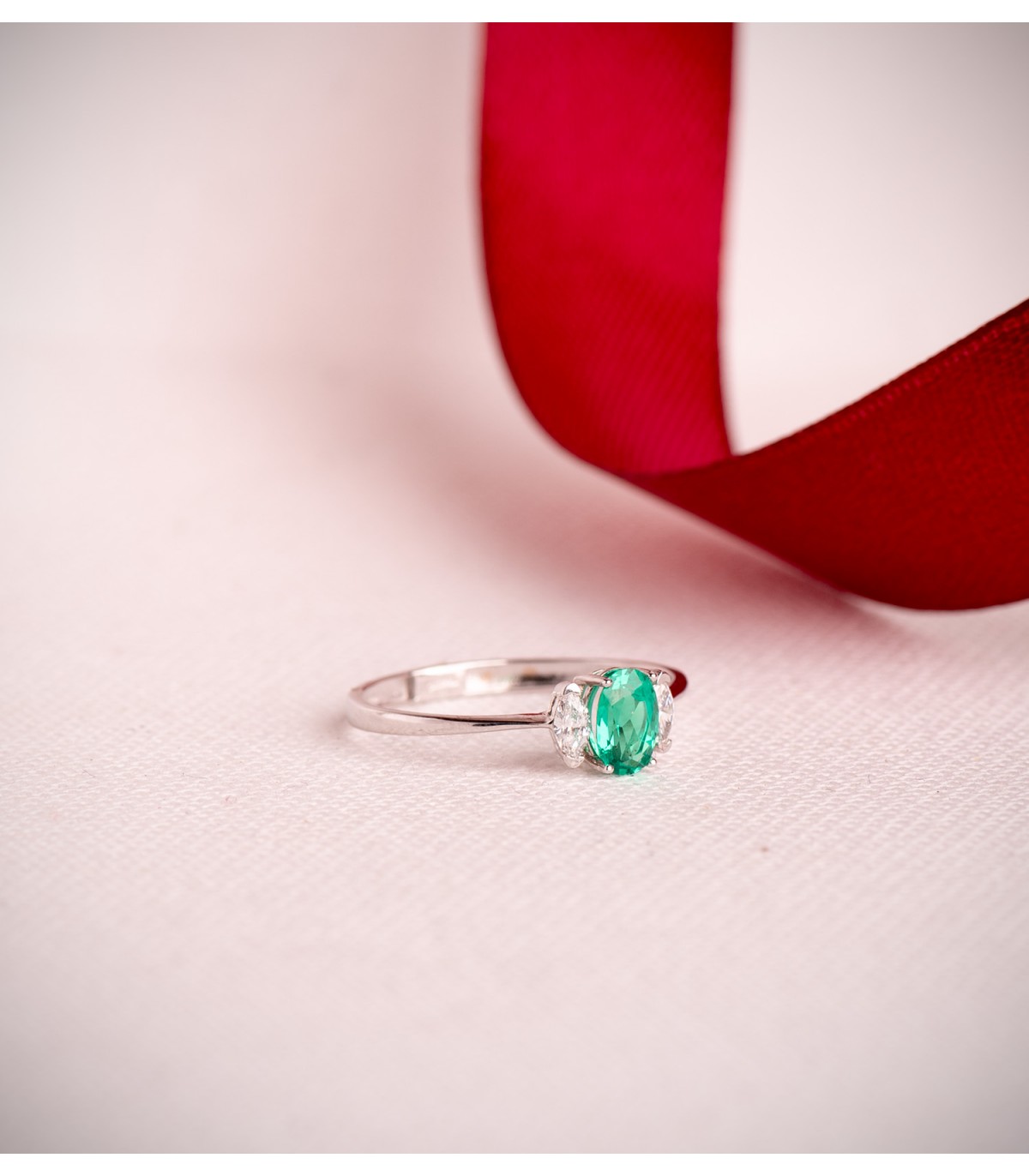 Anello con smeraldo e brillanti in oro bianco 750, ideale regalo donna: Natale, Proposta Matrimonio.
