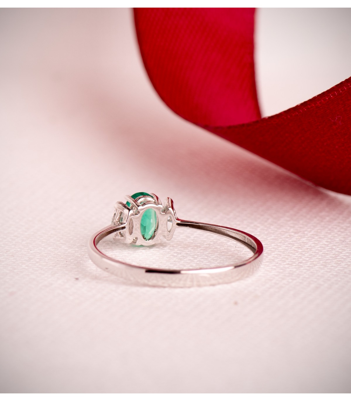 Anello con smeraldo e brillanti in oro bianco 750, ideale regalo donna: Natale, Proposta Matrimonio.