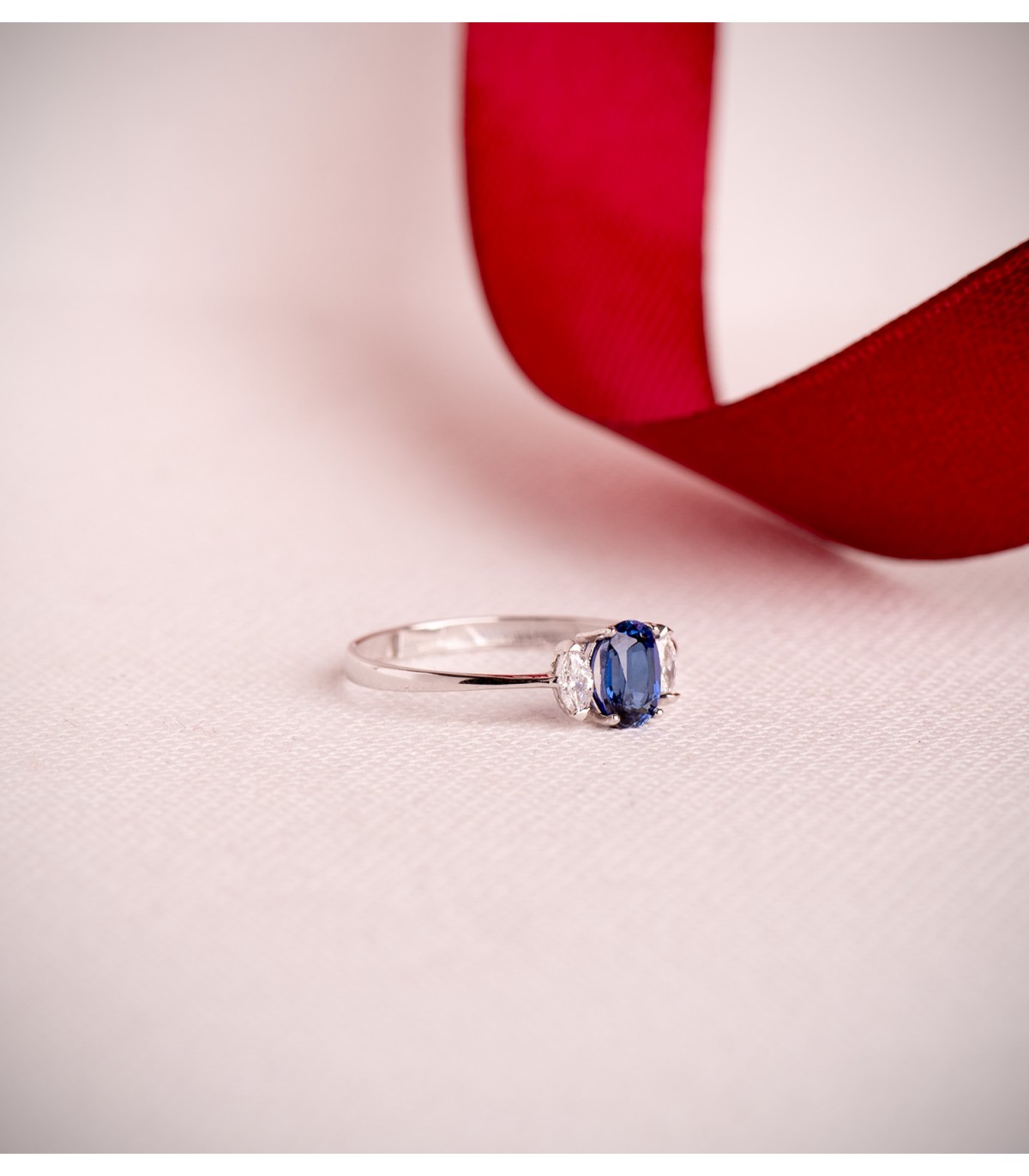 Anello con zaffiro e brillanti in oro bianco 750, ideale regalo donna: Natale, Proposta Matrimonio.