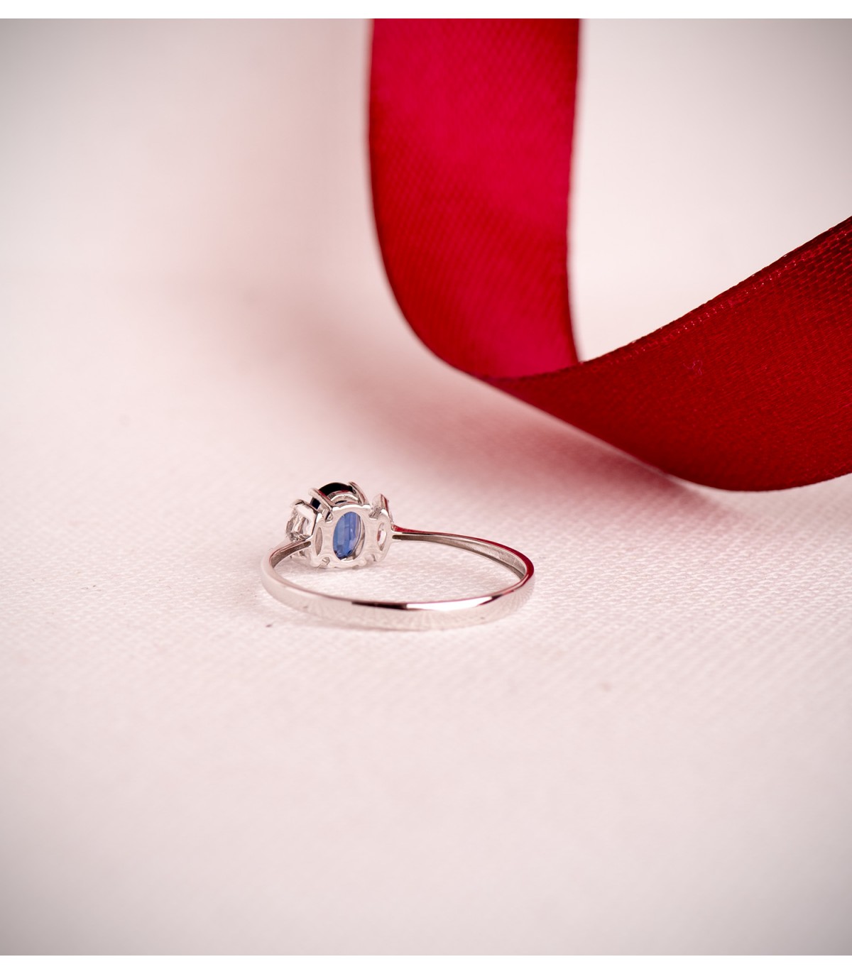 Bague avec saphir et diamants en or blanc 750, cadeau idéal pour femme : Noël, fiançailles.