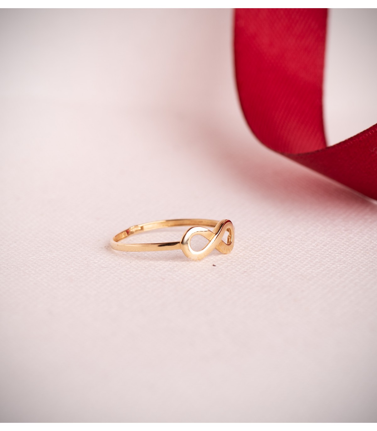 Bague pour femme en or jaune 750/1000 avec symbole infini, cadeau idéal pour les fiancés et la Saint-Valentin.