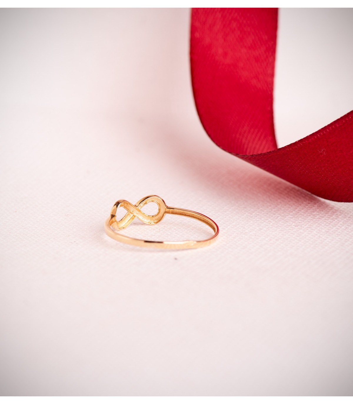 Anello da donna in oro 750 con simbolo dell'infinito, regalo ideale per fidanzati e San Valentino.