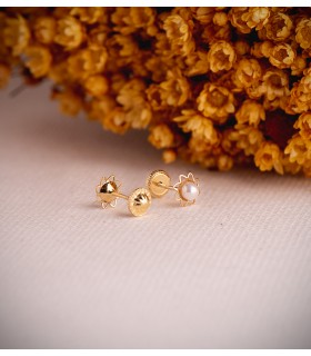 Orecchini con perle per bambina in oro 18 carati Nelia, forma a sole traforato e chiusura a vite.