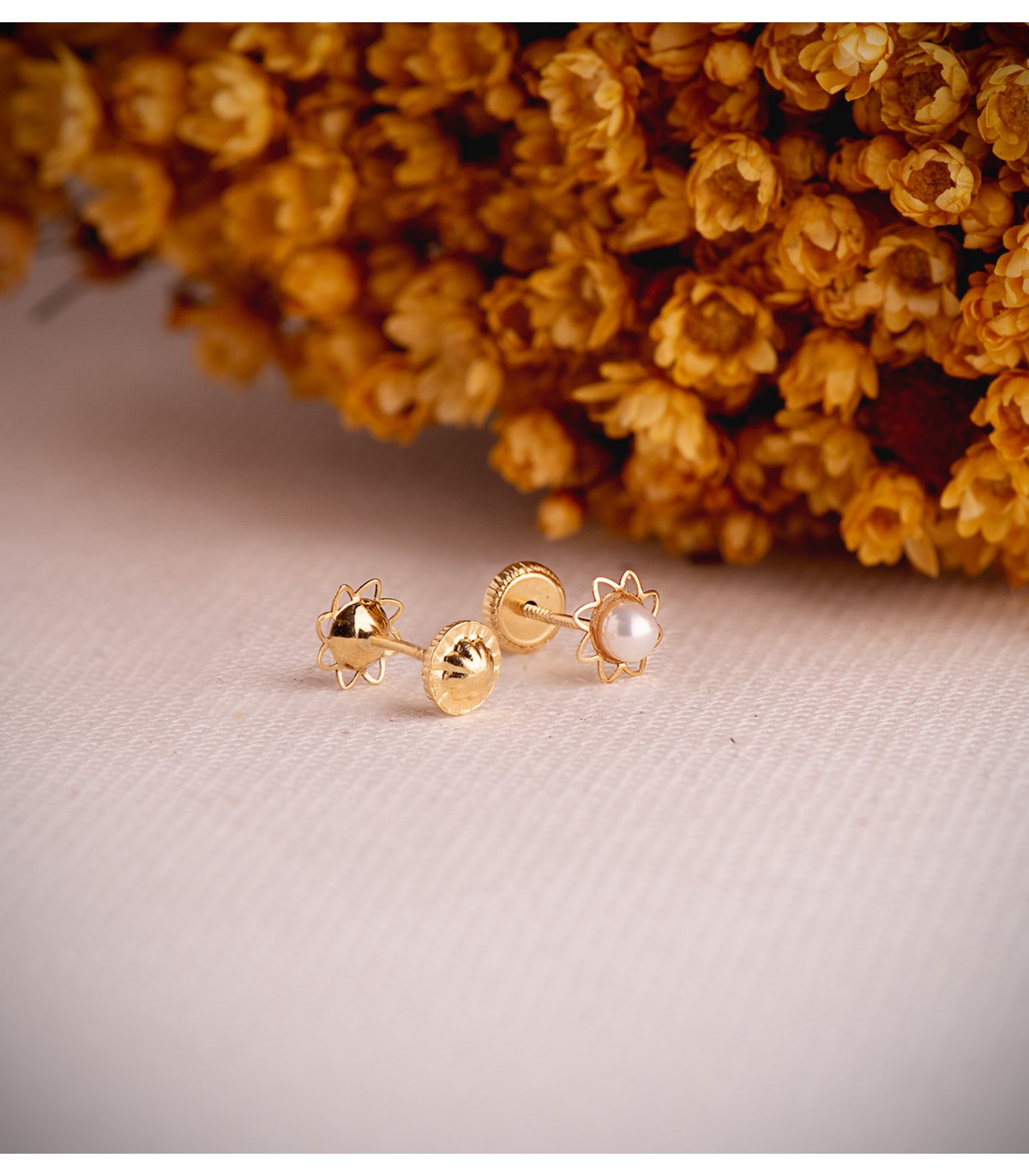 Boucles d'oreilles avec perles pour fille, or 18 carats Nelia, forme soleil ajourée et fermoir à vis.