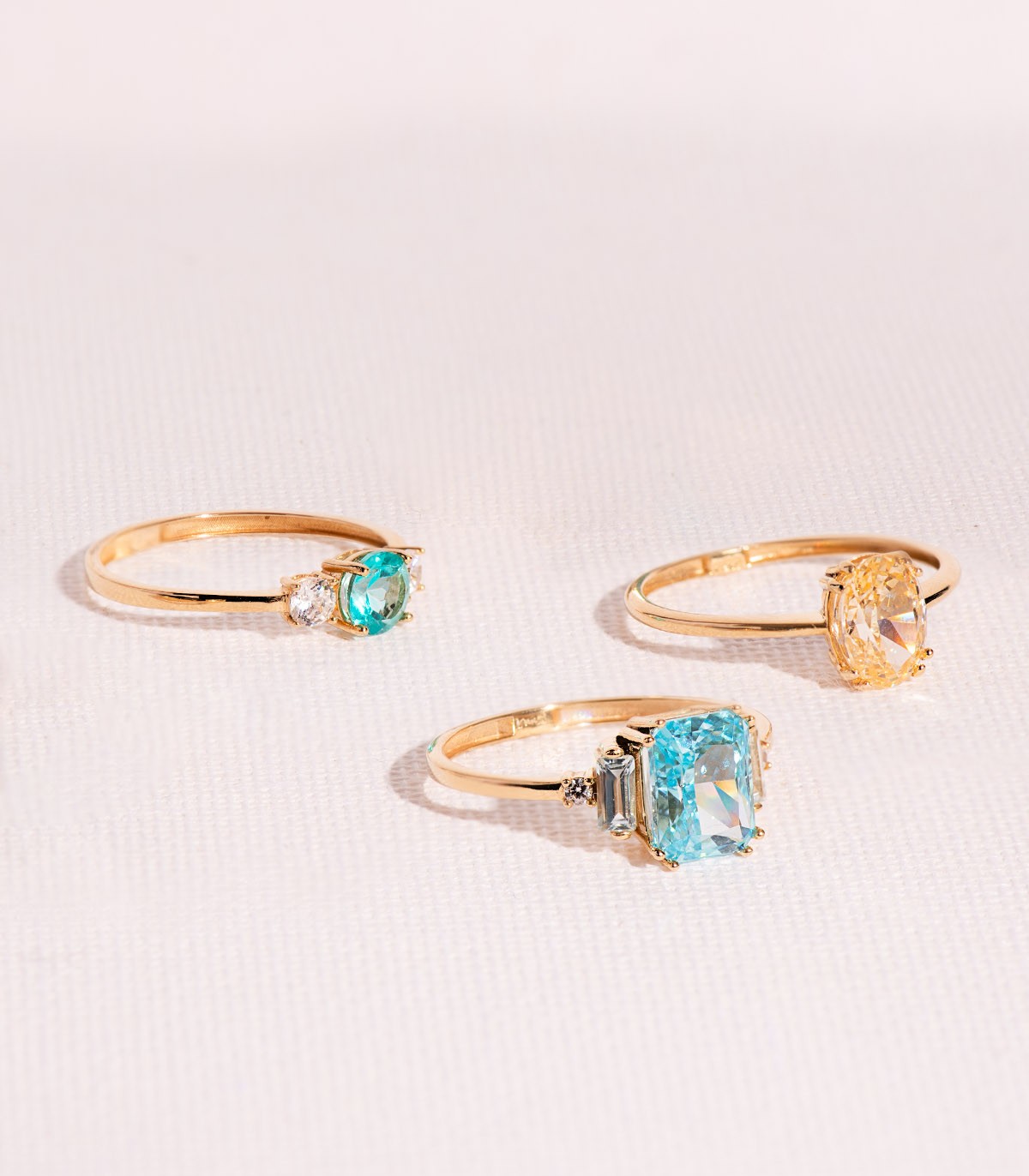 Anillos con piedras semipreciosas en oro de 18 kilates, topacio azul y amarillo