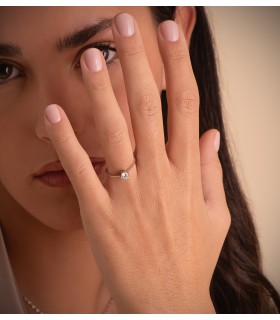 Anillo de compromiso con piedra en 6 garras – Solitario Salvatore de oro blanco de 18 kts