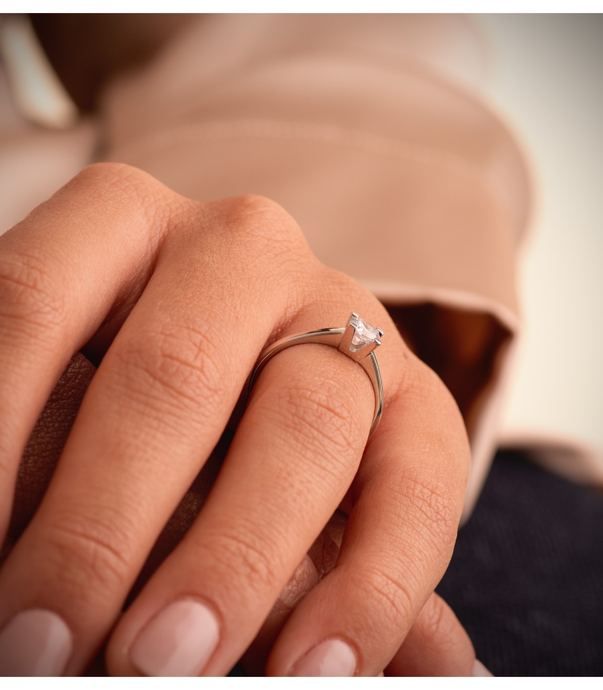 Anello Solitario Georgina oro bianco 18 Kt