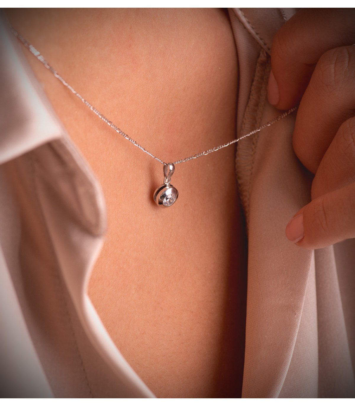 Colgante mujer de oro blanco de 18 Kilates 7 mm, solitario redondo con circonita talla brillante
