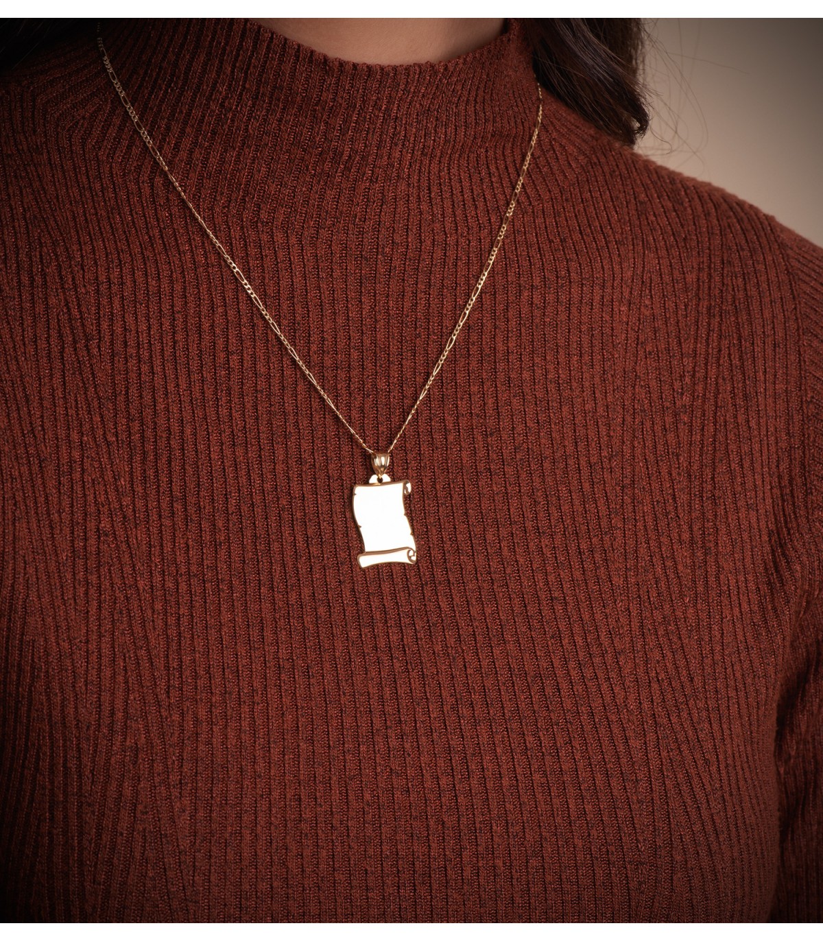 Collana con catena figaro di 2 mm e 50 cm, maglia 3+1 grumetta alternata. Catene unisex per donna e uomo.